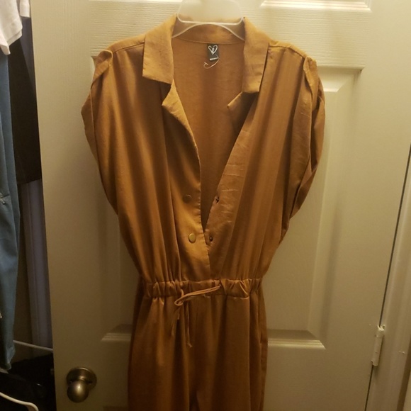 Cute tan pants romper - Picture 4 of 4